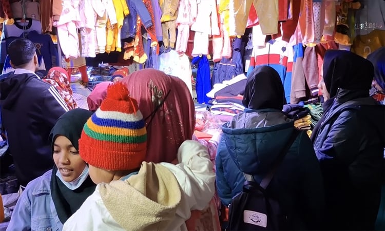 রাজশাহীতে কনকনে শীতে ফুটপাতের দোকানগুলোতে ক্রেতাদের ভিড়