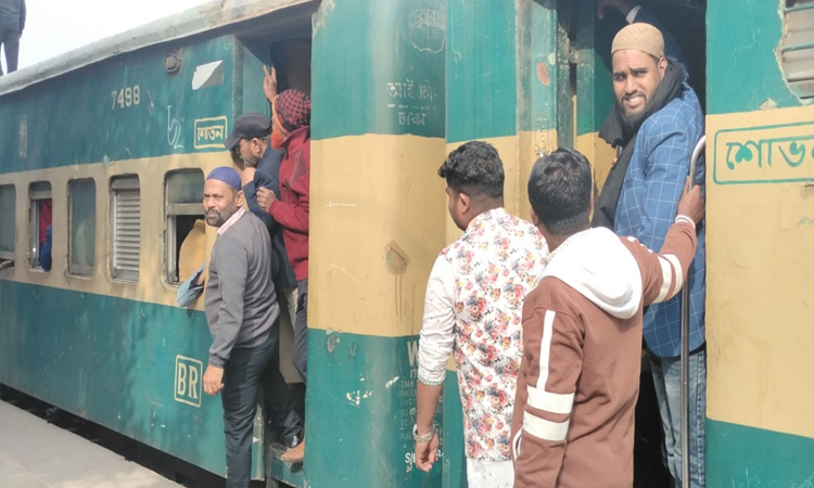খালেদার জানাজায় অংশ নিতে রেলযোগে নরসিংদীর বিএনপি নেতাকর্মীরা