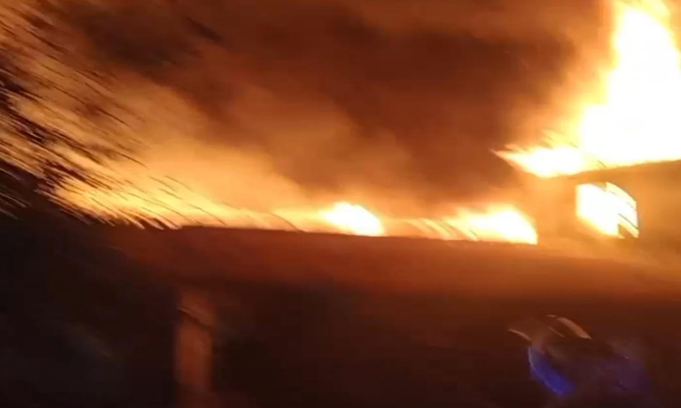 বরগুনায় ভয়াবহ অগ্নিকাণ্ডে ৫ ব্যবসা প্রতিষ্ঠান পুড়ে ছাই