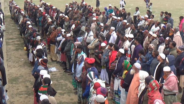 প্রজেক্টরের মাধ্যমে ইটনায় খালেদা জিয়ার জানাজায় হাজারো মানুষের অংশগ্রহণ