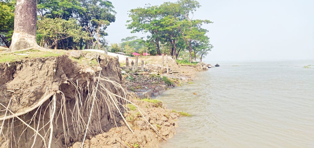 বরগুনায় তিন নদীর ভাঙনে বিলীন হওয়ার পথে দুই কিলোমিটার বাঁধ