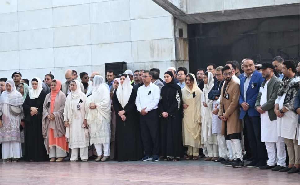 খালেদা জিয়ার জানাজায় উপদেষ্টা ও পরিবারের মহিলা সদস্যরা 