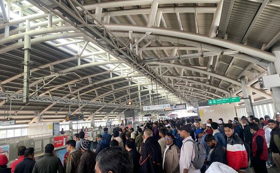 খালেদা জিয়ার জানাজাকে ঘিরে মেট্রোরেলের চেনা-জানা পরিবেশ ছিল সম্পূর্ণ ভিন্ন 