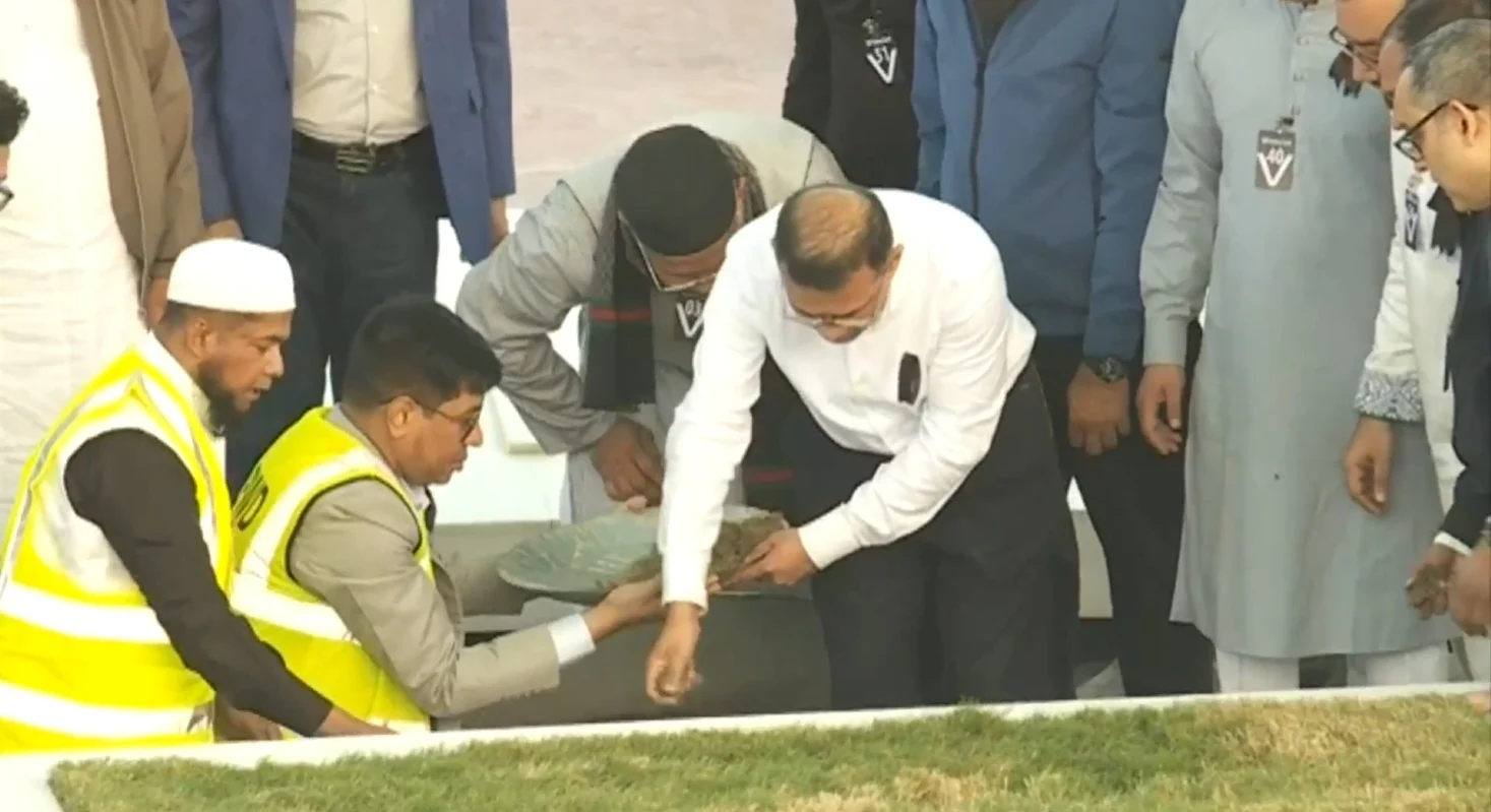 তারেক রহমান নিজ হাতে মাকে চিরনিদ্রায় শায়িত করলেন 