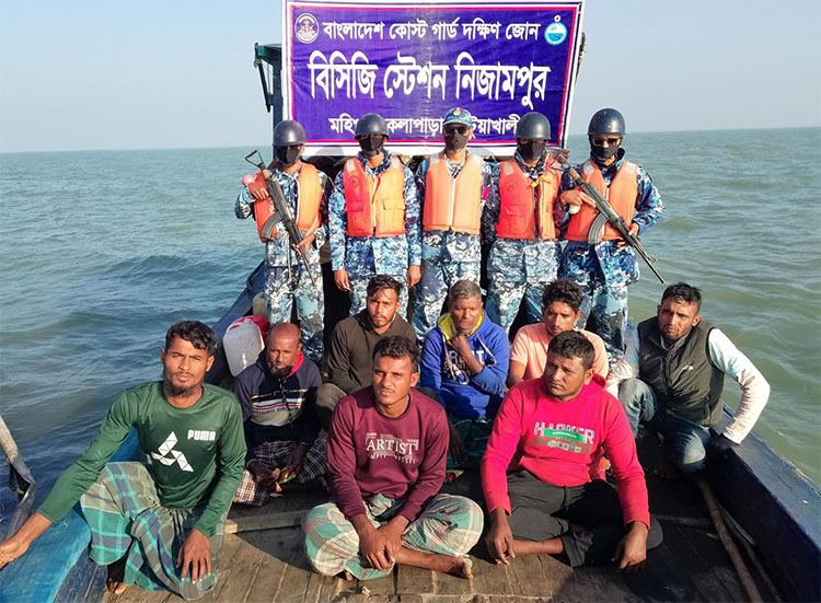 সমুদ্রে ভাসমান ফিশিং বোটসহ ৮ জন জেলে উদ্ধার