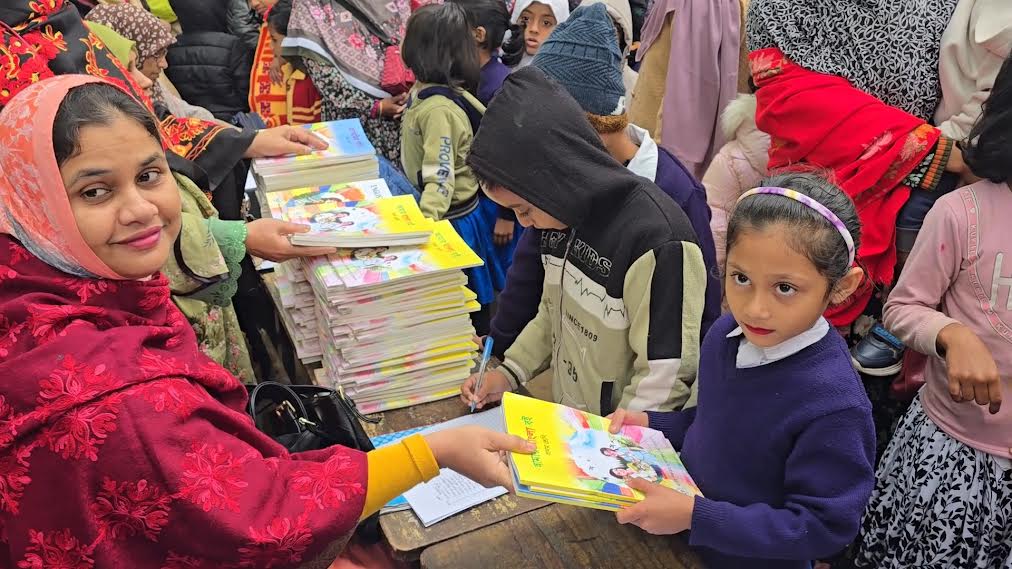 নতুন বই পেয়ে খুশি কিশোরগঞ্জের প্রাথমিকের শিক্ষার্থীরা