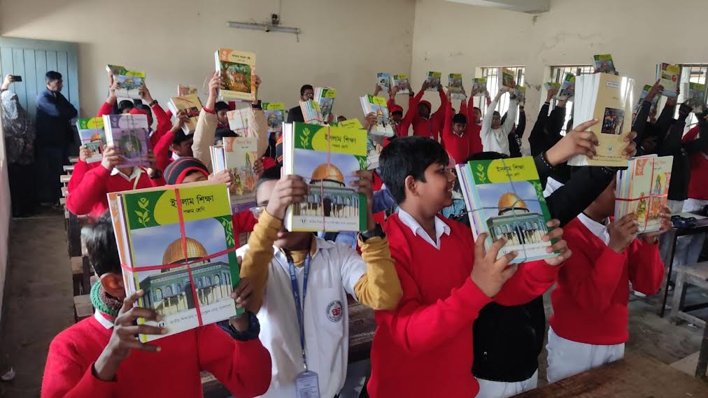 বছরের প্রথম দিনে নতুন পাঠ্যবই পেয়ে উচ্ছ্বসিত কোমলমতি শিক্ষার্থীরা