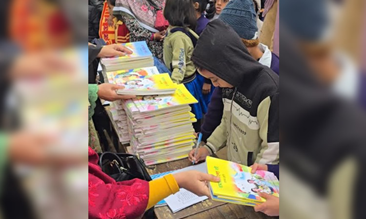 নাটোরে শিক্ষার্থীদের হাতে নতুন পাঠ্যবই