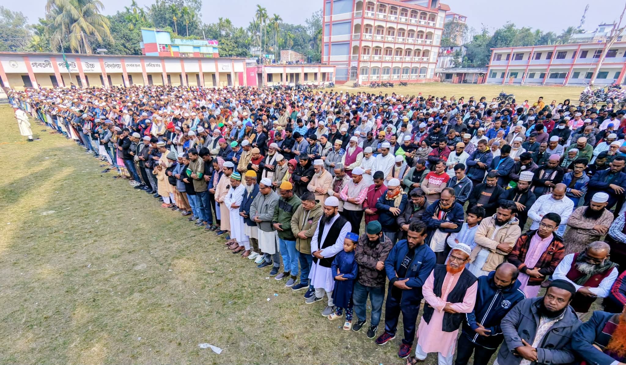 বগুড়ায় খালেদা জিয়ার গায়েবানা জানাজায় মানুষের ঢল