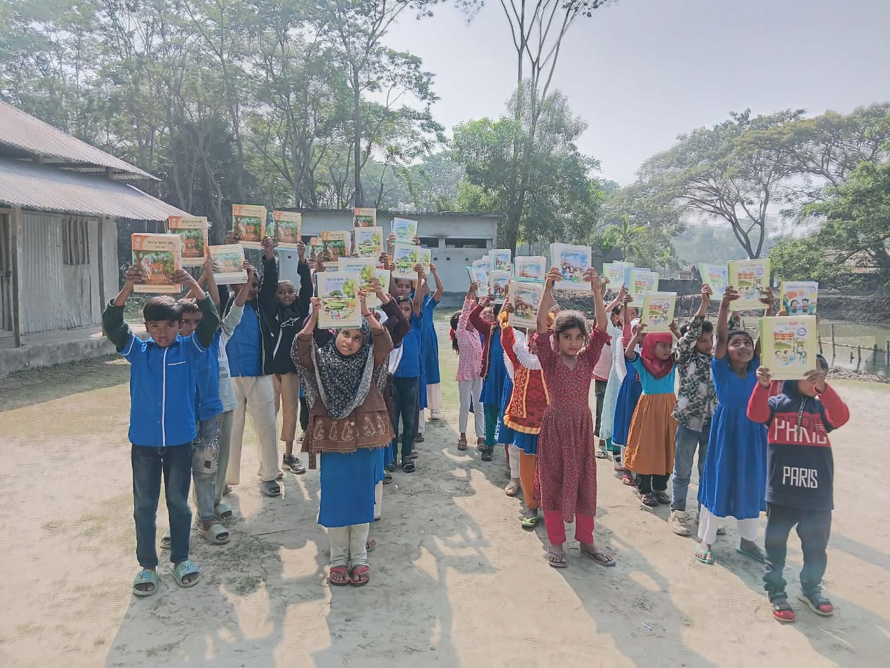 পটুয়াখালীতে ৪ লাখ ২১ হাজার শিক্ষার্থী পেলো নতুন পাঠ্যবই
