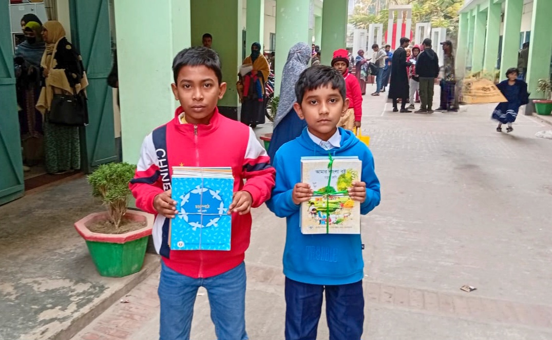 রাজশাহীতে উৎসব ছাড়াই শিক্ষার্থীদের মধ্যে বই বিতরণ