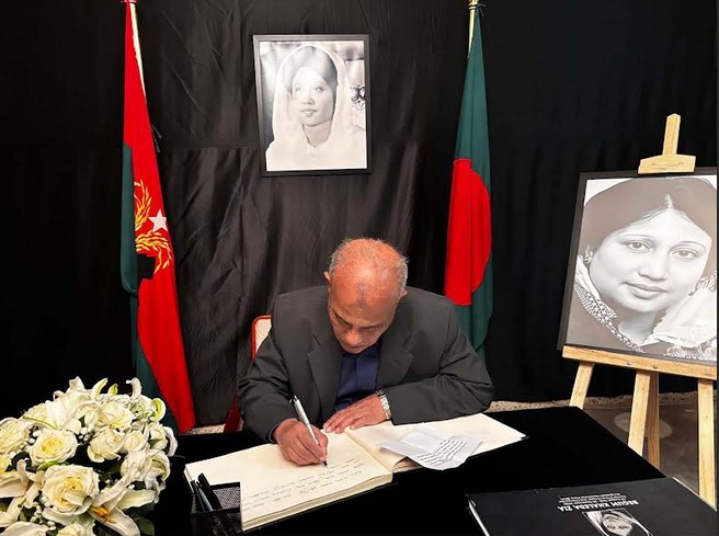 বেগম খালেদা জিয়ার স্মৃতির প্রতি শ্রদ্ধা জানাতে শোক বইতে স্বাক্ষর করলেন স্বরাষ্ট্র উপদেষ্টা 