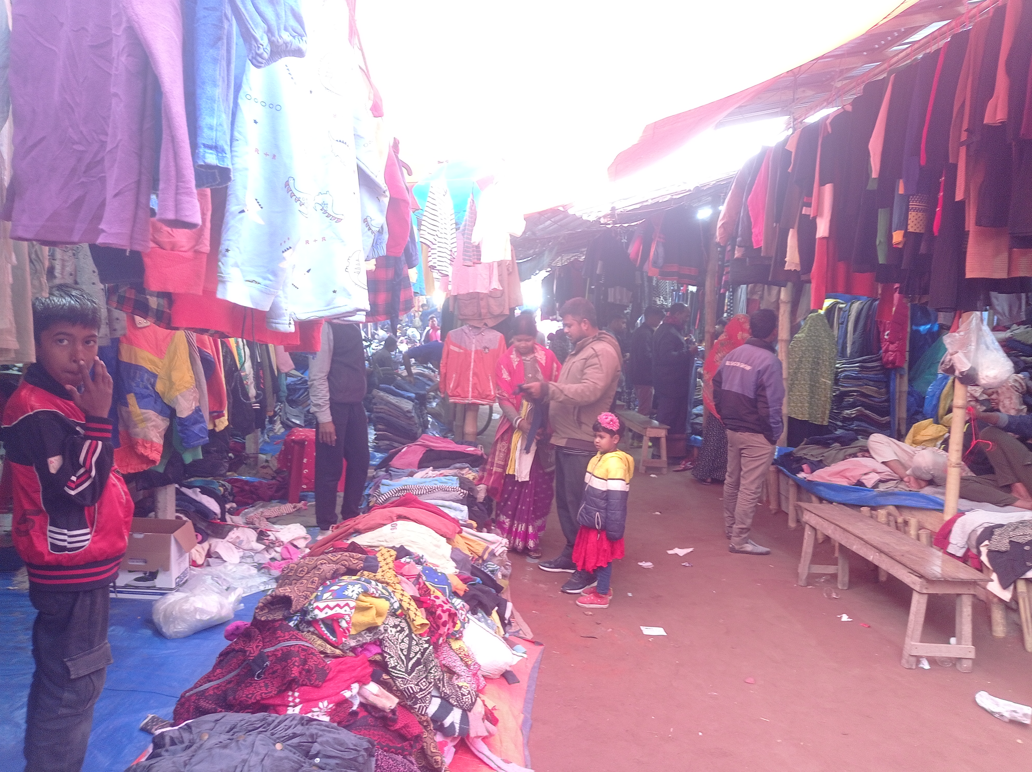 নীলফামারীতে কমেছে তাপমাত্রা, নিম্ন আয়ের মানুষ ছুটছে পুরোনো কাপড়ের দোকানে