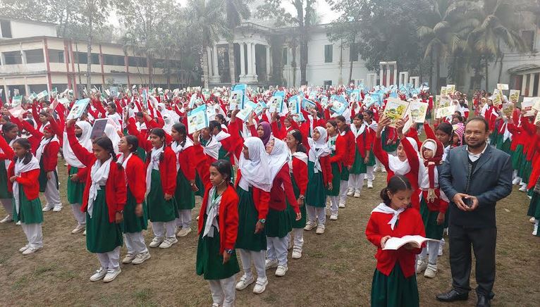 ময়মনসিংহে বছরের প্রথম দিনে নতুন পাঠ্যবই পেয়ে উচ্ছ্বসিত শিক্ষার্থীরা