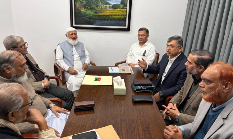 বিএনপির ভারপ্রাপ্ত চেয়ারম্যান তারেক রহমান এবং তার শোকসন্তপ্ত পরিবারবর্গের প্রতি সমবেদনা জানাতে বৃহস্পতিবার বিএনপির গুলশান কার্যালয়ে যান জামায়াতের আমির। ছবি: বাসস