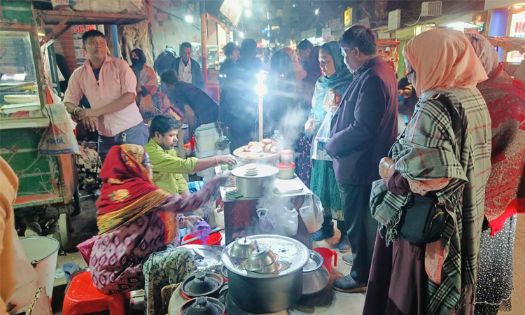 দিনাজপুরে শীতে বাহারি পিঠার উৎসব, ভাগ্য ফিরেছে অনেকের