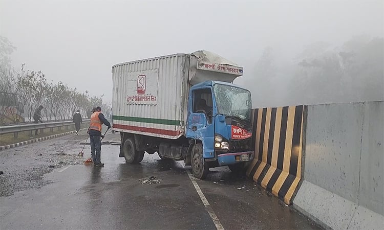 ঢাকা-ভাঙ্গা এক্সপ্রেসওয়েতে ত্রিমুখী সংঘর্ষ, আহত ১০