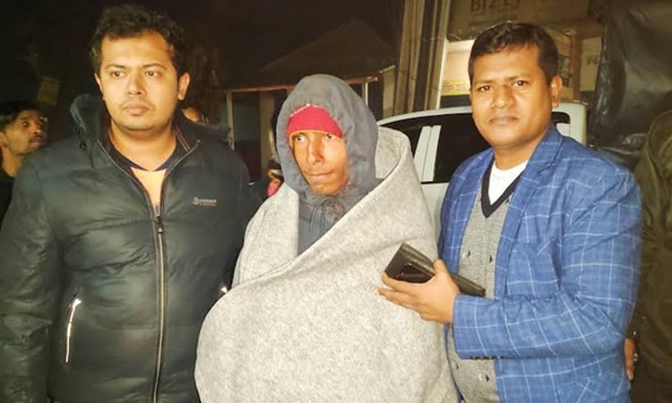 রংপুরের মিঠাপুকুরে গভীর রাতে কম্বল বিতরণ