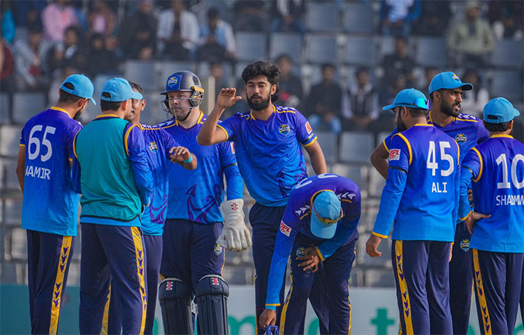 চট্টগ্রামের বোলিং তোপে ১২২ রানে অলআউট ঢাকা