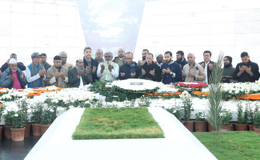খালেদা জিয়ার কবর জিয়ারত ও শ্রদ্ধা নিবেদন বিজিএমইএ পরিচালনা পর্ষদের