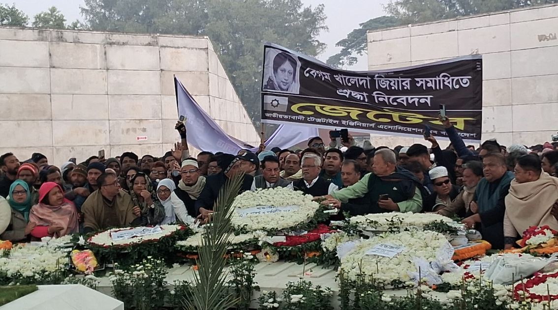 খালেদা জিয়ার কবরে শ্রদ্ধা জানালেন নব্বইয়ের ছাত্র ঐক্যের নেতারা