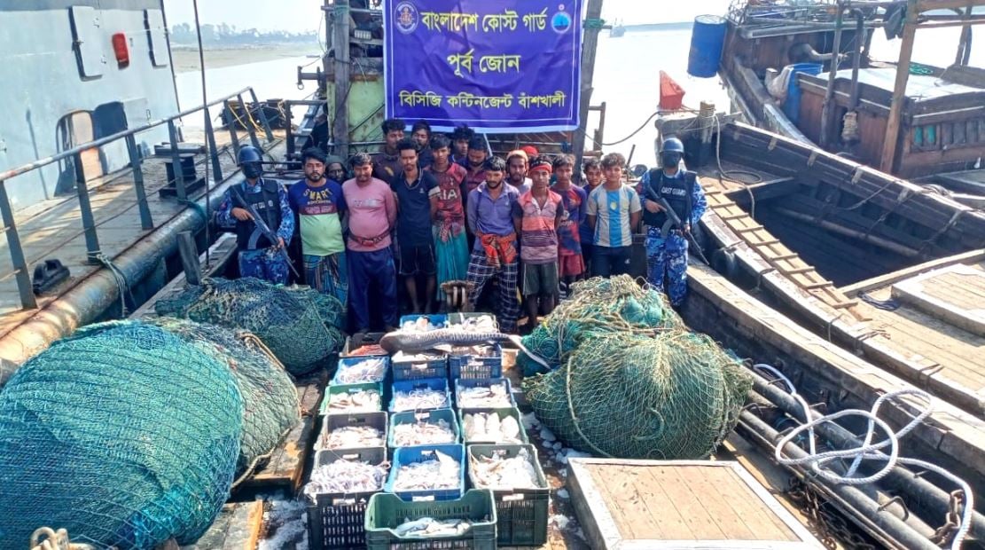 কক্সবাজারে অবৈধ বোট, ট্রলিং জাল ও সামুদ্রিক মাছসহ ১৬ জেলে আটক 