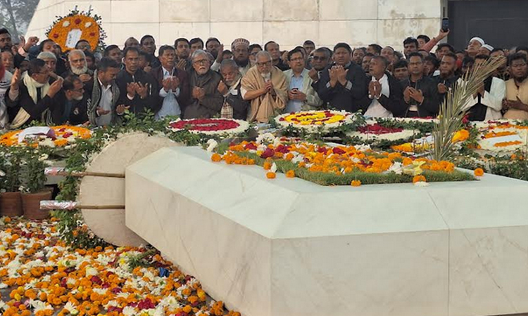 দোয়া, ফুলেল শ্রদ্ধা ও ভালোবাসায় সিক্ত খালেদা জিয়ার সমাধিস্থল