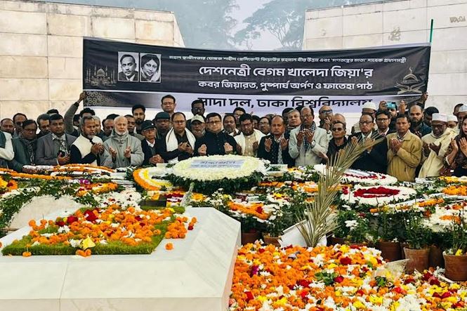 জিয়াউর রহমান ও খালেদা জিয়ার কবর জিয়ারত ঢাবি সাদা দলের