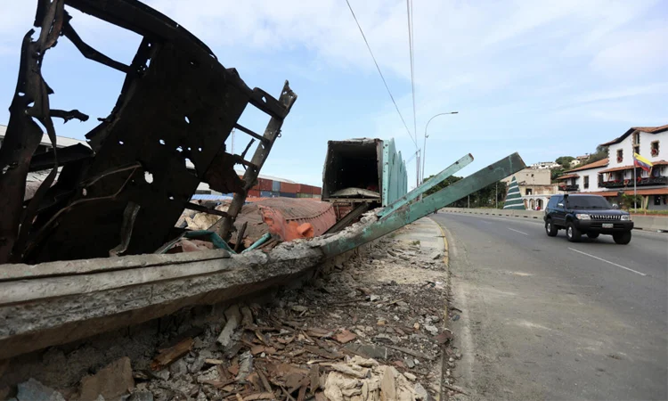 বোমাবর্ষণে কেঁপে উঠল ভেনিজুয়েলার লা গুয়াইরা বন্দর