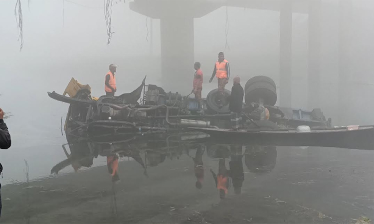 ঝিনাইদহে সেতুর রেলিং ভেঙে ট্রাক চালকসহ নিহত ২