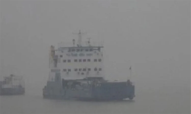 পৌনে ১২ ঘণ্টা পর পাটুরিয়া-দৌলতদিয়ার মধ্যে ফেরি চলাচল পুনরায় শুরু