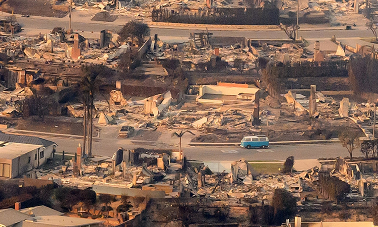 এলএ দাবানলের ক্ষত সারছে ধীরে, এক বছর পরও ঘুরে দাঁড়াতে লড়াই