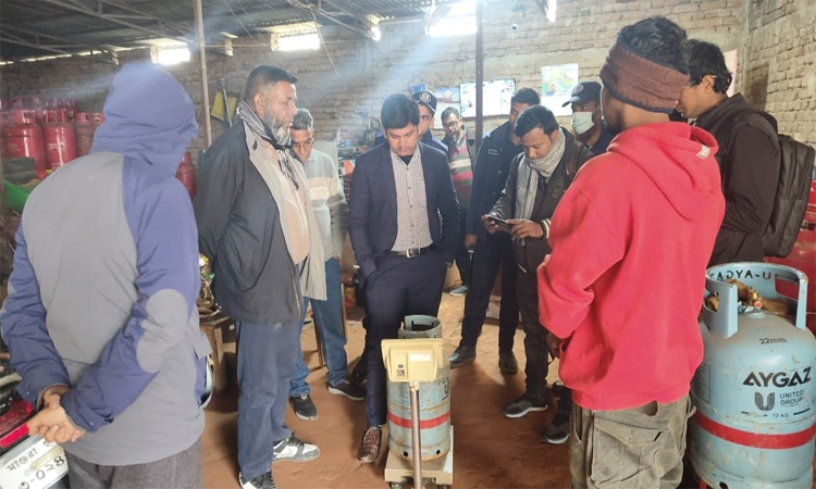 মাগুরায় বেশি দামে গ্যাস বিক্রির দায়ে এক লাখ টাকা জরিমানা