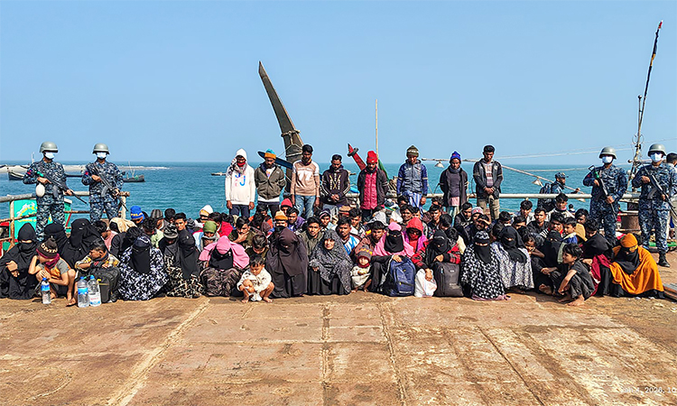 অবৈধভাবে বিদেশ যাওয়ার সময় ২৭৩ জনকে আটক করেছে নৌবাহিনী