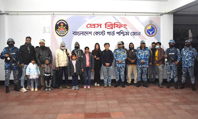 সুন্দরবনে দুর্ঘটনায় পতিত পর্যটকবাহী জাহাজ থেকে পর্যটকদের উদ্ধার