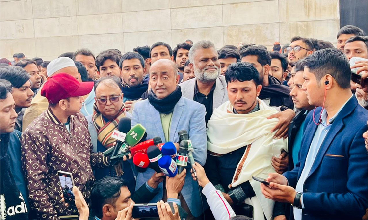 জিয়াউর রহমান ও খালেদা জিয়ার কবর জিয়ারত করলেন আসাদুজ্জামান