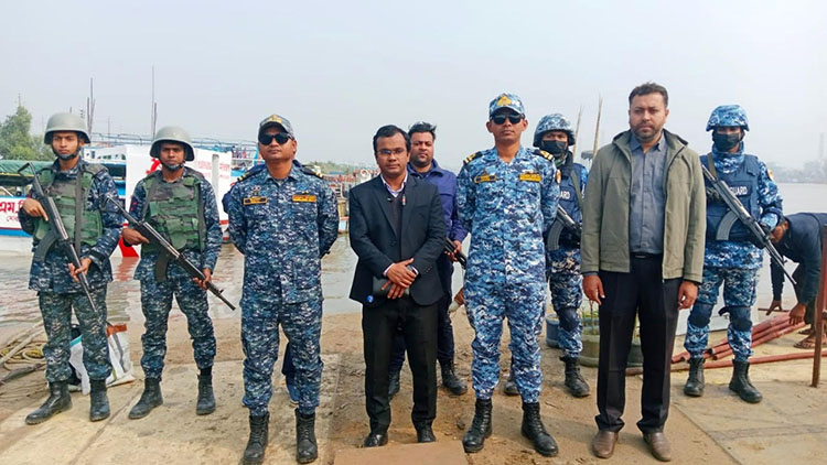 মোংলায় পর্যটকবাহী জাহাজে নিরাপত্তা নিশ্চিতে যৌথ অভিযান