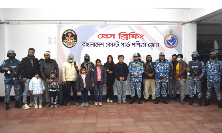 সুন্দরবনে দুর্ঘটনার শিকার জাহাজ থেকে ৪৪ পর্যটককে উদ্ধার