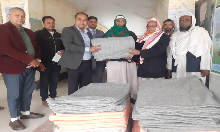 চিতলমারীতে এতিমখানা ও দুস্থ শীতার্তদের মধ্যে শীতবস্ত্র বিতরণ