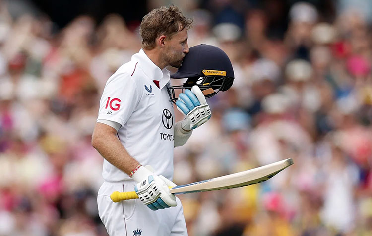 রুটের সেঞ্চুরির পর হেডের ব্যাটে জবাব দিচ্ছে অস্ট্রেলিয়া