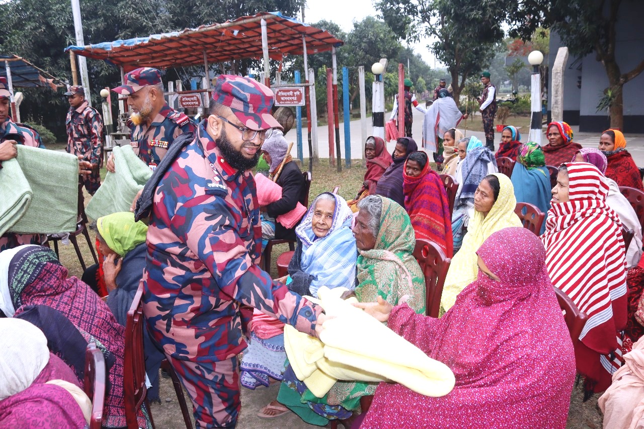 জয়পুরহাটে বিজিবি’র শীতবস্ত্র বিতরণ 