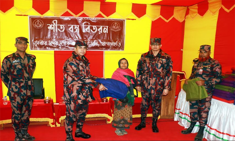 দুর্গম পাহাড়ে অসহায় শীতার্তদের পাশে বিজিবি
