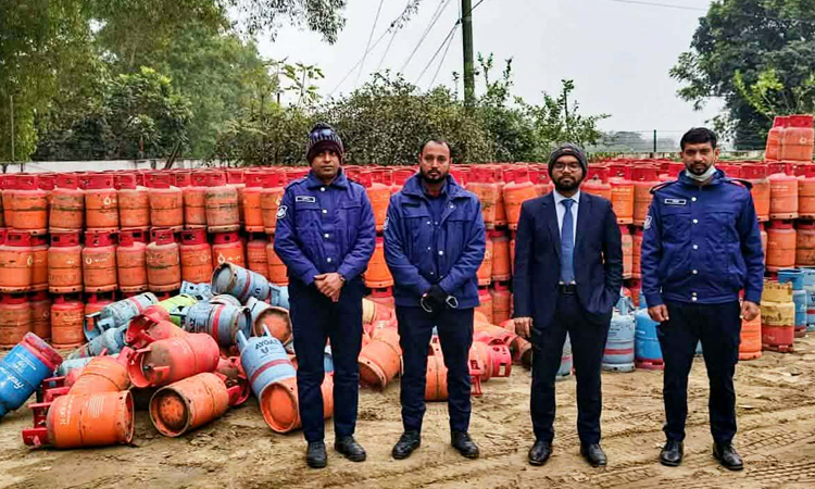 নেত্রকোণায় এলপিজি গ্যাসের দাম নিয়ন্ত্রণে ভ্রাম্যমাণ আদালতের অভিযান, জরিমানা