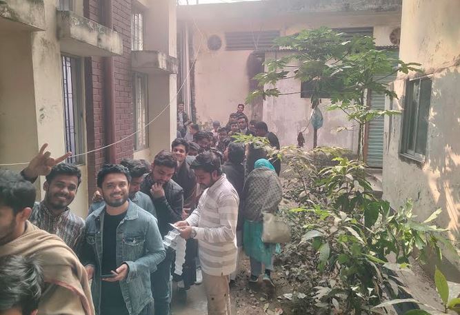 জকসু নির্বাচন: শেষ মুহূর্তে বাড়ছে ভোটার উপস্থিতি, উৎসবমুখর ক্যাম্পাস