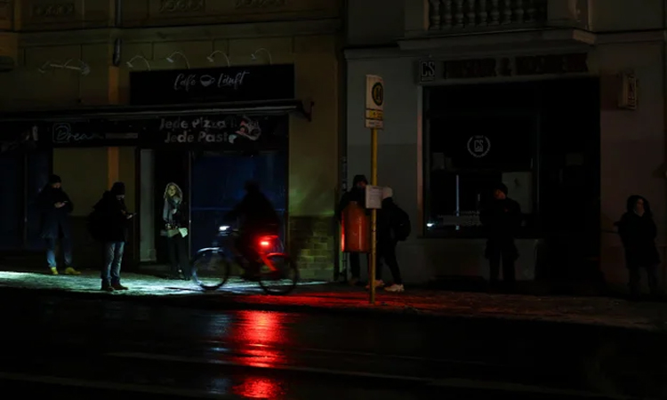 বার্লিনে বিদ্যুৎ বিচ্ছিন্নতায় অন্ধকার ও তীব্র ঠান্ডায় পতিত বাসিন্দাদের ক্ষোভ