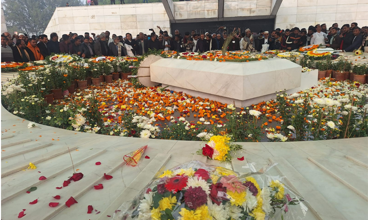 খালেদা জিয়ার সমাধিতে শ্রদ্ধা নিবেদন চলছেই, জিয়া উদ্যানে মানুষের ঢল