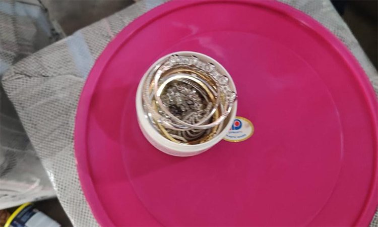 চট্টগ্রাম শাহ আমানত বিমানবন্দরে ১২০ গ্রাম স্বর্ণসহ যাত্রী আটক