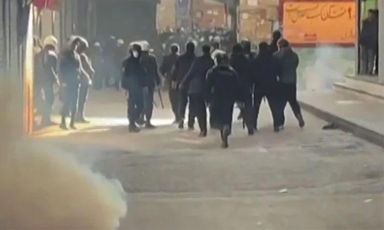 ইরানের বিক্ষোভে হাসপাতালের কাছে টিয়ার গ্যাস ব্যবহার