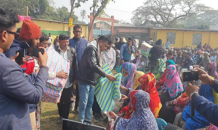 নাটোরে খালেদা জিয়ার রুহের মাগফিরাত কামনায় কম্বল বিতরণ