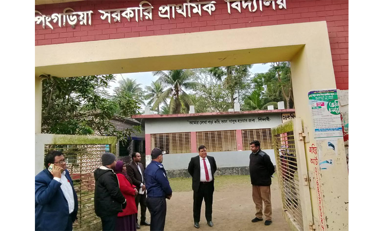 বাগেরহাটের জেলা প্রশাসক গোলাম মো. বাতেনের ভোট কেন্দ্র পরিদর্শন